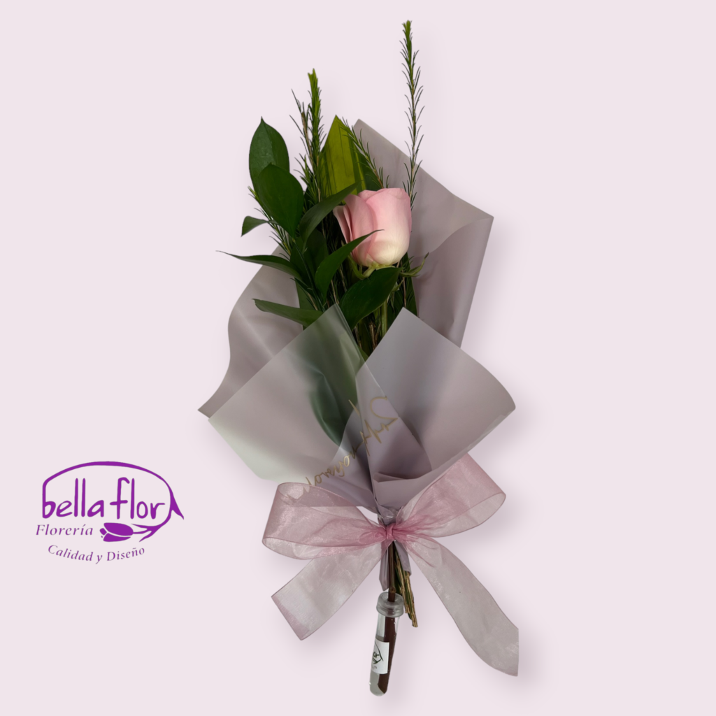 - 1 ROSA ARREGLADA - ENVOLTURA Y FOLLAJE